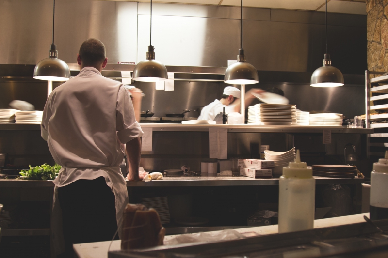 restaurant-TOURRETTES SUR LOUP-min_work-restaurant-steel-busy-meal-food-1327589-pxhere.com